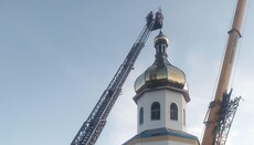 Nová kopule a posvěcený kříž na zvonici v Michalovcích