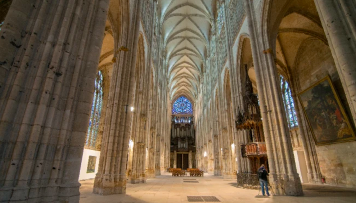 Ve Francii každých 15 dní ničí jeden křesťanský chrám – studie