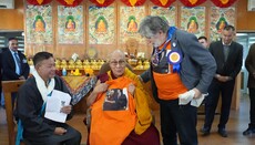 Čeští zákonodárci navštívili dalajlamu v Indii a předali mu tričko s Havlem