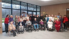 Bohoslovci z Prešova zazpívali koledy seniorům v zařízení Atrium