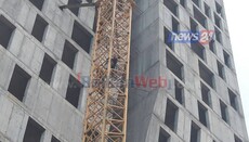 Muž hrozil skokem z jeřábu u pravoslavného chrámu v Tiraně