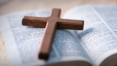 Prodej Biblí v Británii trhá rekordy, táhnou ho mladí