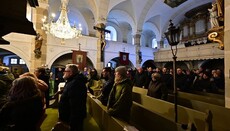 Lidé zaplnili kostel v Chřibské, konala se mše za oběť střelby na úřadě