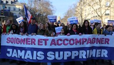 Pochod pro život v Paříži přilákal tisíce lidí, dominovali mladí