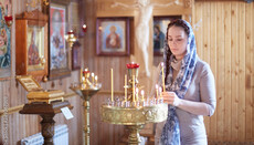 Nový výzkum vysvětluje, proč jsou ženy nábožnější než muži