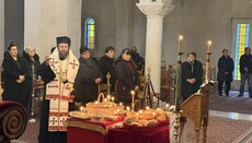 Albánie slavila Dušičkovou sobotu v zaplněných chrámech