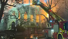 Vyšetřování po požáru historického kostela v západním Londýně
