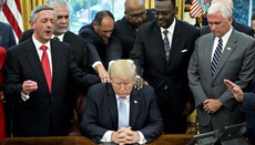 Pastoři a Trump se modlili za USA a jejich armádu