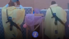 Video z Nigérie ukazuje kněze sloužícího bohoslužbu se zbraní