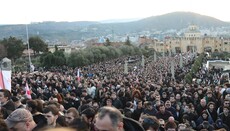 Stovky věřících se loučí s patriarchou Eliášem II. v Tbilisi