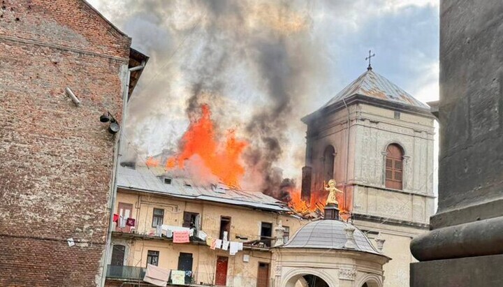 Ruský dron zasáhl historickou budovu v centru Lvova u chrámu