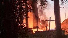 Hřbitov u kostela v Anglii v plamenech: Policie vyšetřuje žhářství