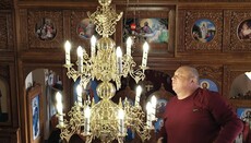 V Cejkove instalovali nový luster do chrámu