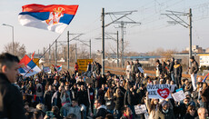 V Srbsku varují před „barevnou revolucí“. Terčem je i církev