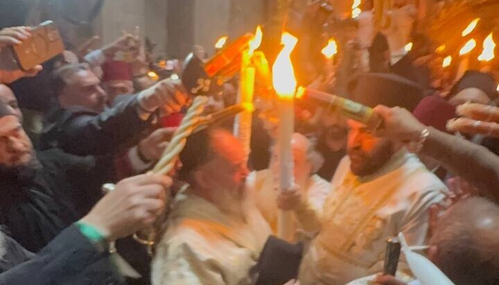 V chrámu Vzkříšení v Jeruzalémě sestoupil Blahodatný oheň