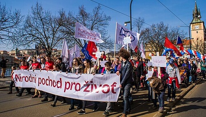 Pochod pro život prošel Prahou, doprovázely ho protesty 