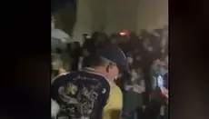 Známý britský herec navštívil pravoslavnou bohoslužbu v Řecku