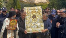 V athoském Kutlumuši se konalo procesí s ikonou „Důstojno jest“