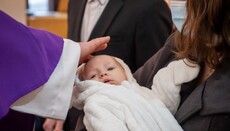 Českým katolíkům ubývá křtů, roste však zájem dospělých o víru