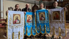 Ve Františkových Lázních věřící darovali chrámu nové prapory