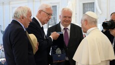 Česká delegace předala papeži dar požehnaného piva