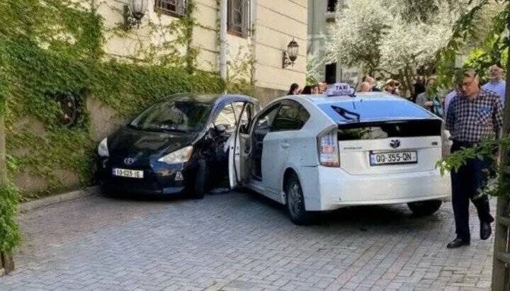 V Tbilisi auto prorazilo bránu Gruzínského patriarchátu