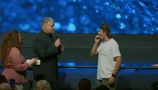 Americký pastor nechal mladíka sníst stránku z Bible