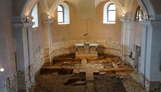 Unikátní objev: Pod podlahou kostela našli románský presbytář