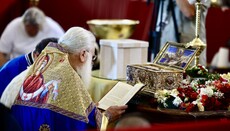 Tisíce věřících stále přicházejí k pásu Přesvaté Bohorodice v Bělehradě