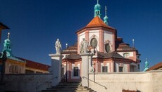 V poutním areálu v Horní Polici se objevily hákové kříže