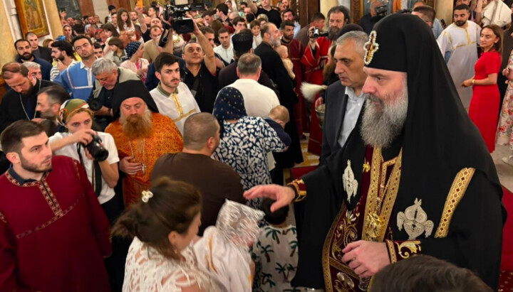 Patriarcha Šio se stal kmotrem více než 600 dětí