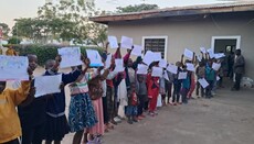 Děti v Tanzanii a Řecku si vyměňují kresby díky misijnímu programu