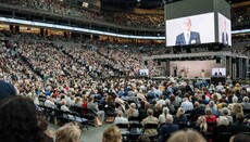 Přes 10 tisíc Svědků Jehovových zaplnilo O2 arenu v Praze