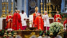 Pražský arcibiskup Stanislav Přibyl přijal ve Vatikánu pallium