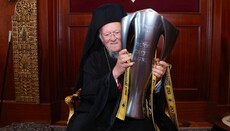 Fotbalisté AEK Atény přivezli mistrovský pohár patriarchovi