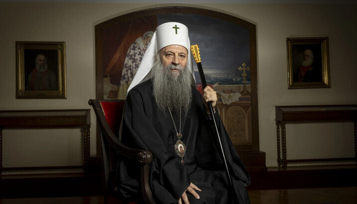Srbská církev odsoudila rozsudek nad patriarchou Porfirijem ve Slovinsku