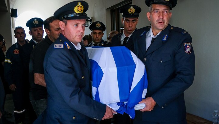 Kréta se rozloučila s hasičem, synem pravoslavného kněze