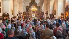 Plná katedrála a slzy dojetí: Athoská ikona Rychleslyšící je v Praze