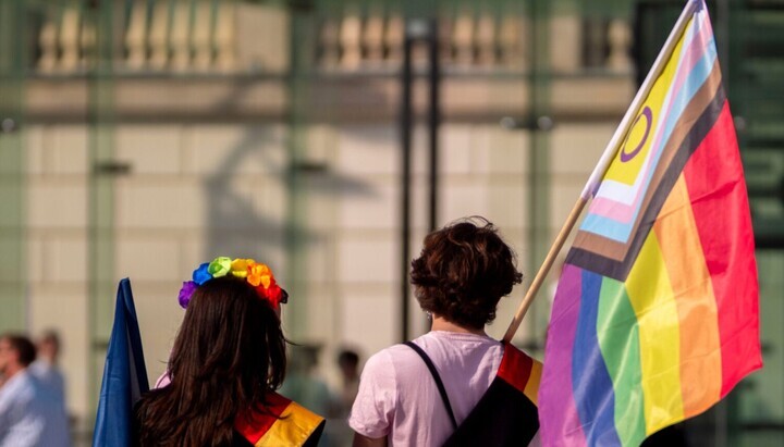 Transgender muži mají v Irsku nárok na placenou mateřskou
