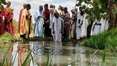 Křest 41 lidí v Tanzanii: Farnost vzdoruje RPC