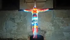 Bývalý katolický kostel na Plzeňsku ozdobil skleněný Kristus