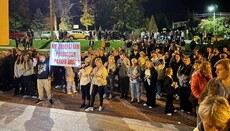 V Polsku katolíci zablokovali biskupa v chrámu kvůli odvolání duchovního