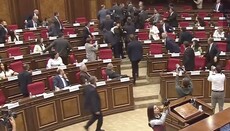 V arménském parlamentu se poslanci porvali kvůli krizi kolem církve