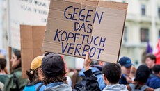 V Rakousku stovky lidí protestovaly proti zákazu hidžábů ve školách