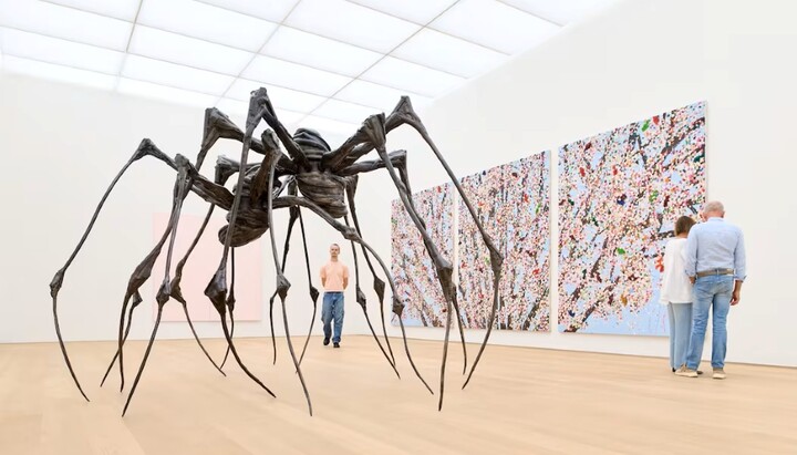 Vlevo: Louise Bourgeois, Spider Couple, 2004, Louisiana Museum of Modern Art, Humlebæk, Dánsko. Vpravo: Damien Hirst, Hidden Secret Blossom, 2019. Foto: Antoine van Kaam.