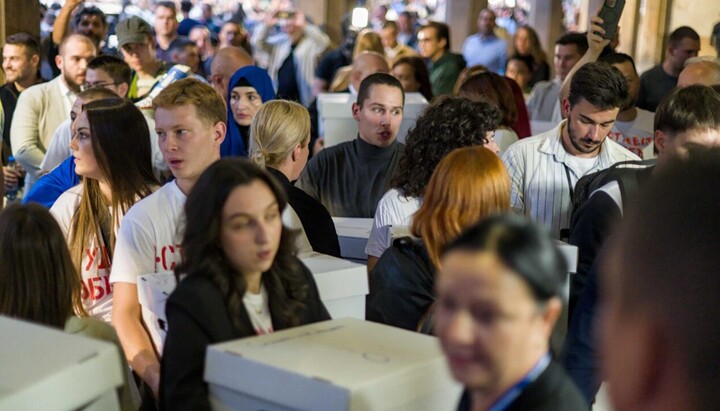 Studentští aktivisté nesoucí bílé krabice s podpisy se 14. září 2026 shromáždili u zastřešeného vchodu do budovy Republikové volební komise v srbském Bělehradě. Foto: picture alliance/NurPhoto/Aleksandar Jovičić.