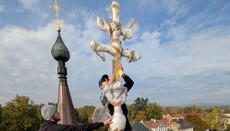 Františkovy Lázně: Kříž se po osmi letech vrátil na báni chrámu sv. Olgy