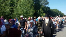 Хресний хід з заходу рухається по Рівненській єпархії, а зі сходу – по Полтавській області