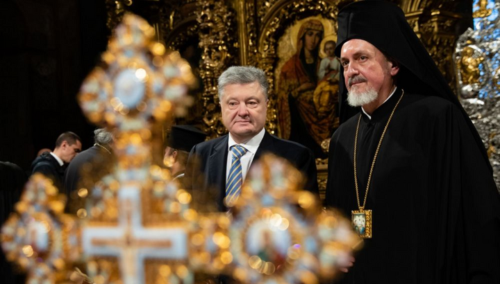 Porošenko (vlevo) na snímku s metropolitou Emmanuelem (vpravo) na sjednocovacím sněmu. Foto: UNIAN