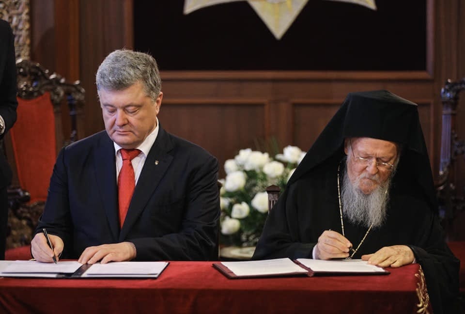 Dne 3. listopadu 2018 prezident Petro Porošenko (vlevo) a ekumenický patriarcha Bartoloměj (vpravo) podepsali dohodu o zahájení vytvoření nové autokefální církve na Ukrajině. Foto: Ukrainian Orthodox Church of the USA